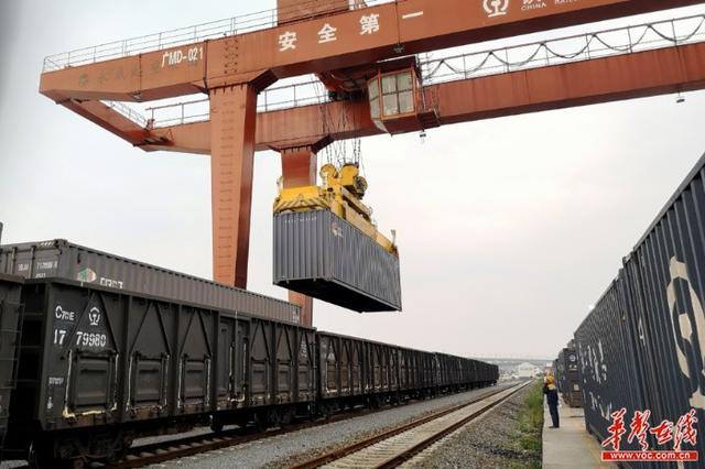产品的28007次货物列车从长沙湘通国际铁路港怀化西物流园